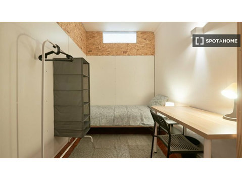 Se alquilan habitaciones en un apartamento de 7 dormitorios… - Alquiler