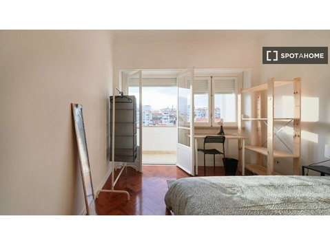 Quartos para alugar em apartamento de 7 quartos em Lisboa - Aluguel