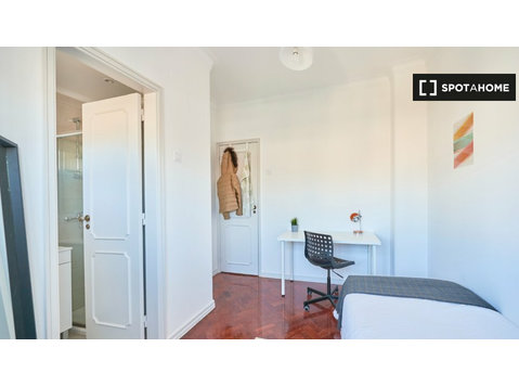 Quartos para alugar em apartamento de 7 quartos em Lisboa - Aluguel
