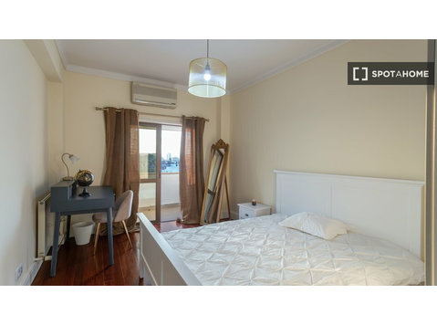 Rooms for rent in 8-bedroom apartment in Areeiro, Lisbon - Te Huur