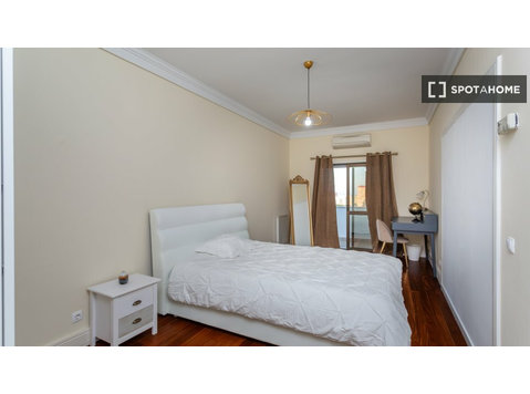 Camere in affitto in appartamento con 8 camere da letto in… - In Affitto