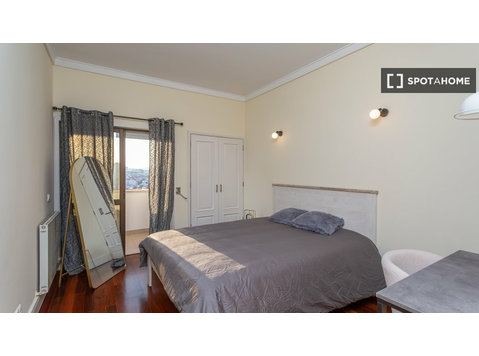 Chambres à louer dans un appartement de 8 chambres à… - À louer