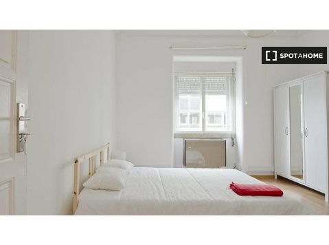 Camere in affitto in appartamento con 8 camere da letto a… - In Affitto