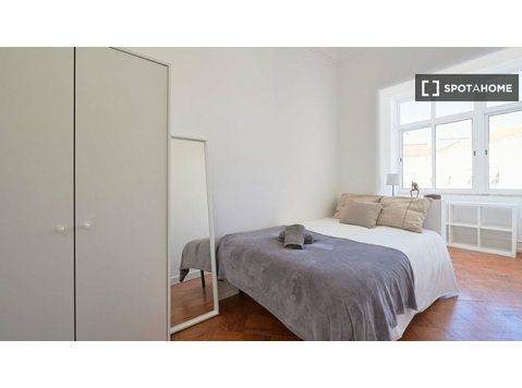 Rooms for rent in 9-bedroom apartment in Areeiro, Lisbon - השכרה