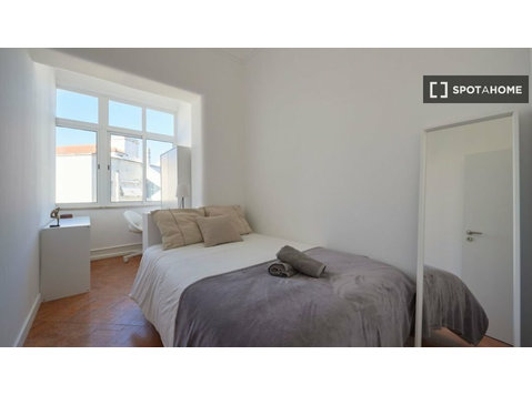 Rooms for rent in 9-bedroom apartment in Areeiro, Lisbon - For Rent
