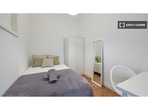 Rooms for rent in 9-bedroom apartment in Areeiro, Lisbon - Vuokralle