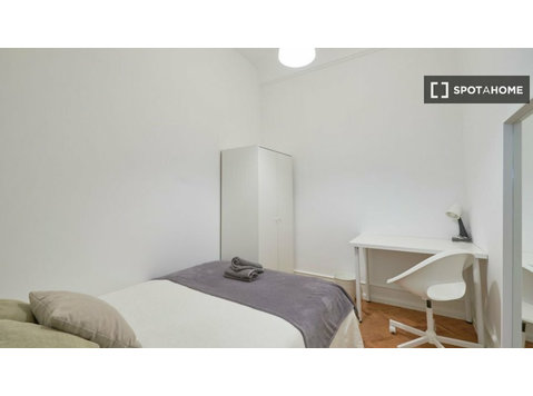 Rooms for rent in 9-bedroom apartment in Areeiro, Lisbon - 임대