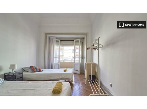 Rooms for rent in 9-bedroom apartment in Areeiro, Lisbon - Kiadó