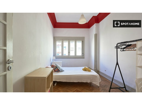 Rooms for rent in 9-bedroom apartment in Areeiro, Lisbon - 	
Uthyres