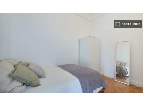 Chambres à louer dans un appartement de 9 chambres à… - À louer