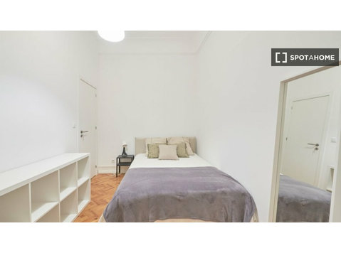 Rooms for rent in 9-bedroom apartment in Areeiro, Lisbon - Под наем