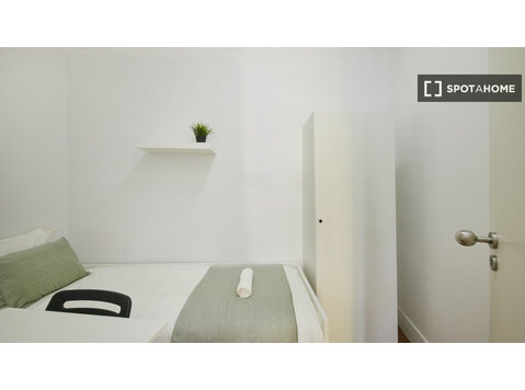 Zimmer zu vermieten in 9-Zimmer-Wohnung in Arroios, Lissabon - Zu Vermieten