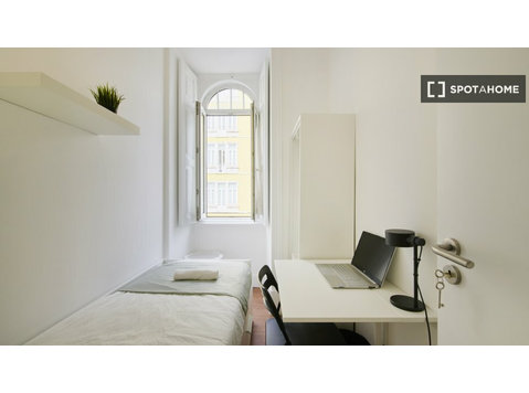 Chambres à louer dans un appartement de 9 chambres à… - À louer