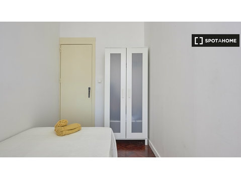 Zimmer zu vermieten in 9-Zimmer-Wohnung in Lissabon - Zu Vermieten