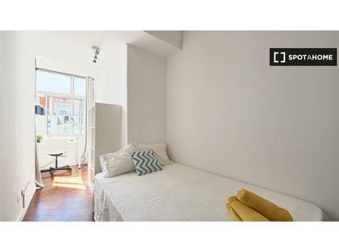 Rooms for rent in 9-bedroom apartment in Lisbon - เพื่อให้เช่า