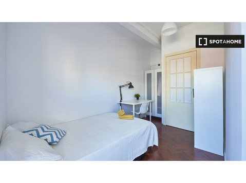 Lizbon'da 9 yatak odalı dairede kiralık odalar - Kiralık