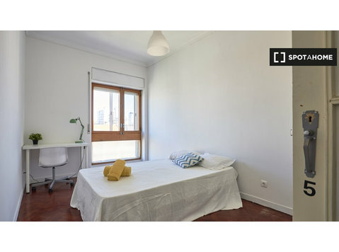 Pokoje do wynajęcia w 9-pokojowym mieszkaniu w Lizbonie - Do wynajęcia