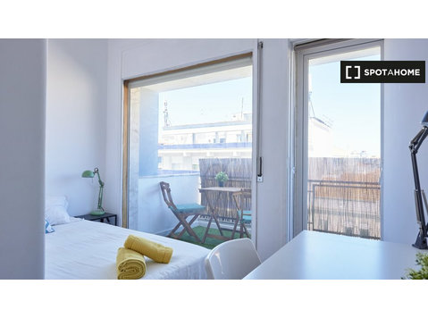 Rooms for rent in 9-bedroom apartment in Lisbon - For Rent