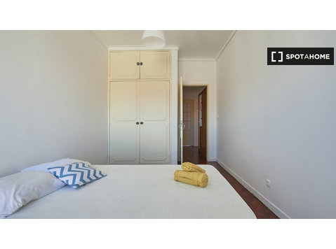 Zimmer zu vermieten in 9-Zimmer-Wohnung in Lissabon - Zu Vermieten
