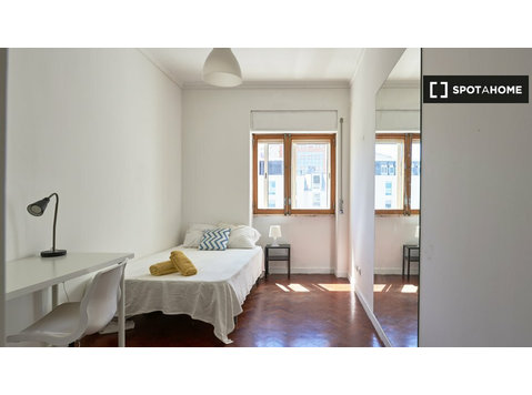 Lizbon'da 9 yatak odalı dairede kiralık odalar - Kiralık