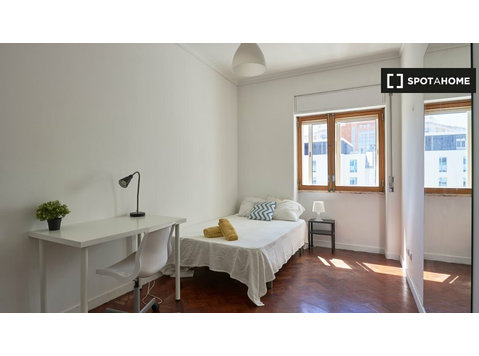 Rooms for rent in 9-bedroom apartment in Lisbon - Аренда