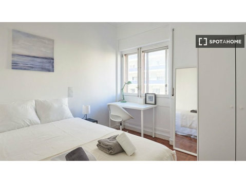 Rooms for rent in 9-bedroom apartment in Lisbon - K pronájmu