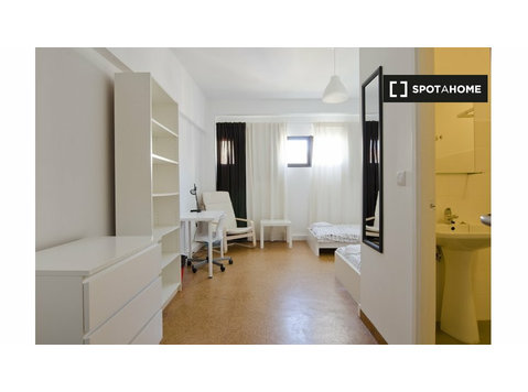 Rooms for rent in a Student residence, Avenidas Novas Lisbon - Til leje