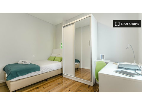 Rooms for rent in a residence in Av. Novas, Lisbon - For Rent