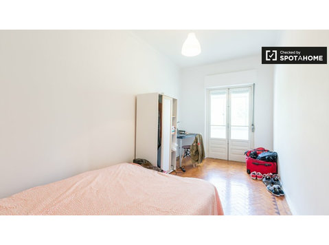 Simple room for rent in 3-bedroom apartment in Benfica - K pronájmu