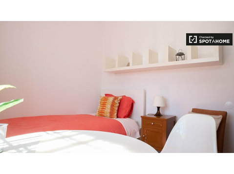 Przytulny pokój do wynajęcia w domu z 12 sypialniami, Parede - Do wynajęcia