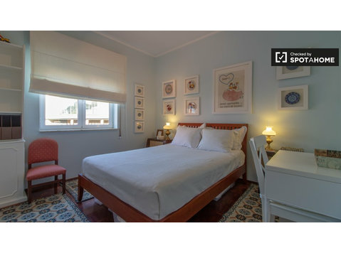 Geräumiges Zimmer zu vermieten, 4-Zimmer-Wohnung, Oeiras,… - Zu Vermieten