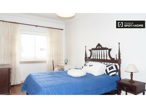 Spacious room for rent in 4-bedroom apartment, Santo António - الإيجار