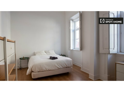 Campolide'de 4 yatak odalı dairede kiralık geniş oda - Kiralık