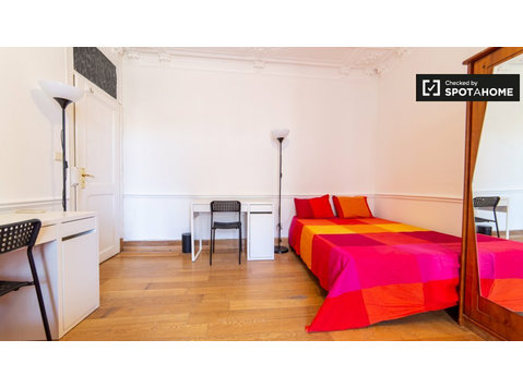 Spacious room for rent in 6-bedroom apartment in Arroios - Ενοικίαση