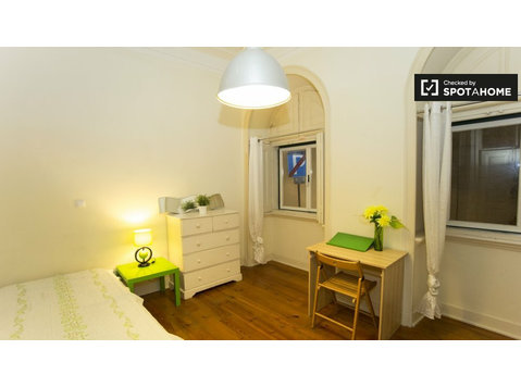 Espaçoso quarto para alugar em apartamento de 6 quartos no… - Aluguel