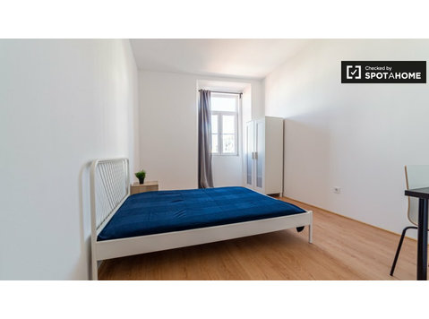 Geräumiges Zimmer zur Miete in 9-Zimmer-Wohnung in Benfica - Zu Vermieten