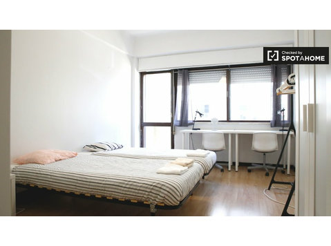 Spacious room in 10-bedroom apartment in Areeiro, Lisboa - Под Кирија