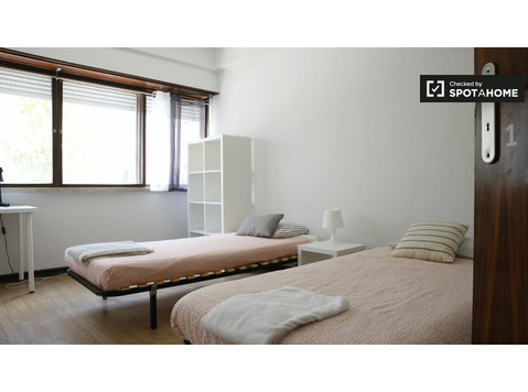 Spaziosa camera in un appartamento con 10 camere da letto a… - In Affitto