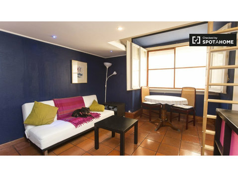 Avenidas Novas'ta 4 yatak odalı dairede geniş oda - Kiralık