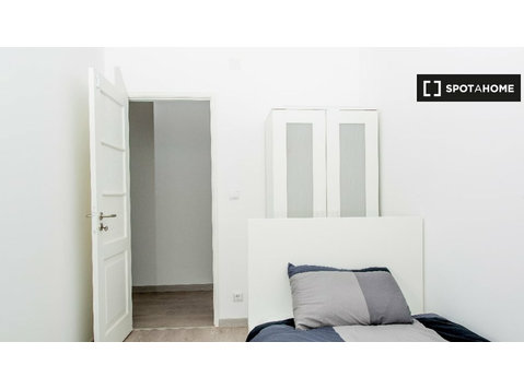 Spaziosa camera in appartamento con 4 camere da letto a… - In Affitto