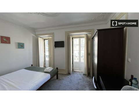 Chambre spacieuse dans un appartement de 6 chambres à… - À louer