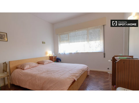Chambre spacieuse dans une maison de 6 chambres à Oeiras,… - À louer