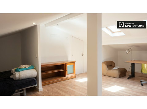 Geräumiges Zimmer in einem Haus mit 8 Schlafzimmern in… - Zu Vermieten