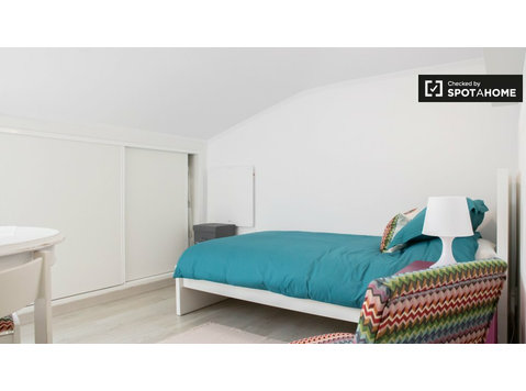 Stilvolles Zimmer zur Miete in einem Haus mit 12… - Zu Vermieten