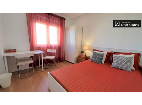 Elegante camera in appartamento con 4 camere da letto a… - In Affitto