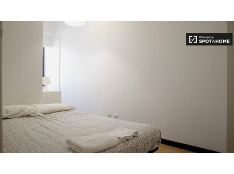 Habitación soleada en apartamento de 10 dormitorios en… - Alquiler