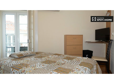 Słoneczny pokój w mieszkaniu z 3 sypialniami w Santa Maria… - Do wynajęcia