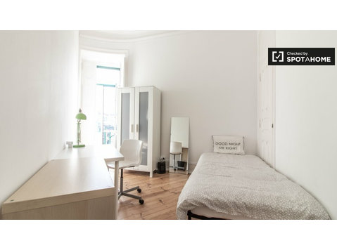 Sonniges Zimmer in 7-Zimmer-Wohnung in Arroios, Lisboa - Zu Vermieten