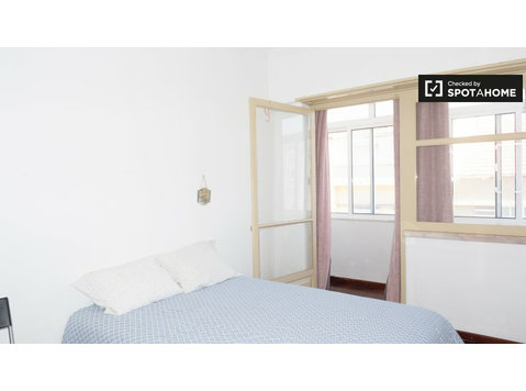 Sweet room to rent in 2-bedroom apartment, Campolide, Lisbon - Vuokralle