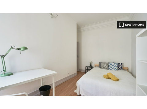 Tidy room for rent in 13-bedroom apartment in Santo Antóni - Na prenájom